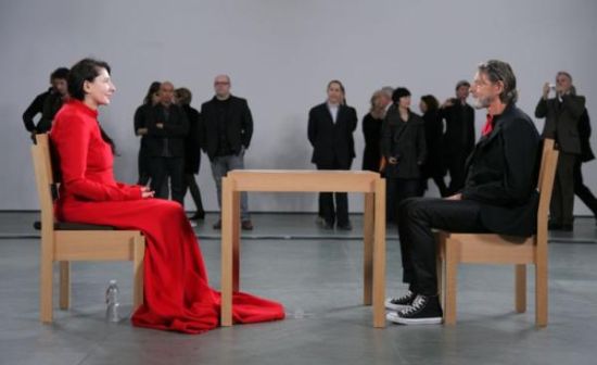 在2010年的“艺术家在现场”作品中,阿布拉莫维奇和乌雷重逢对视。 在2010年的“艺术家在现场”作品中,阿布拉莫维奇和乌雷重逢对视。
