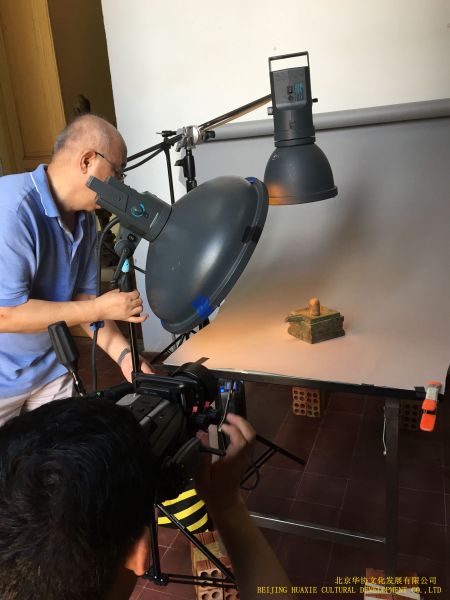 文物摄影师给文物展品拍照 文物摄影师给文物展品拍照