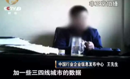 为了做成这单生意工作人员十分热心地给出参考意见。