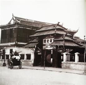 1854年的上海海关，当时叫“江海北关”，由外国人把持。