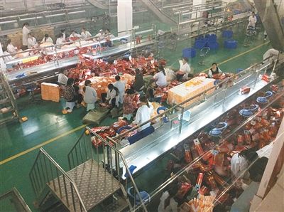 5月13日，停产一周后，位于永安镇的浏阳河酒生产基地“恢复生产”，工人们整理和搬运纸盒。