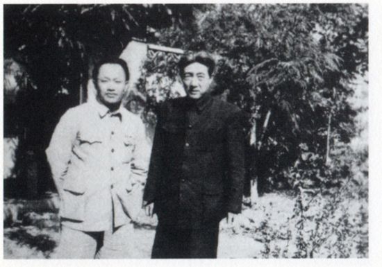 　1950年创建中央美术学院时，第一任党总支书记胡一川(左)与院长徐悲鸿合影。