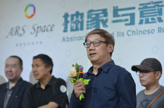 艺术家江大海在展览开幕式上发言