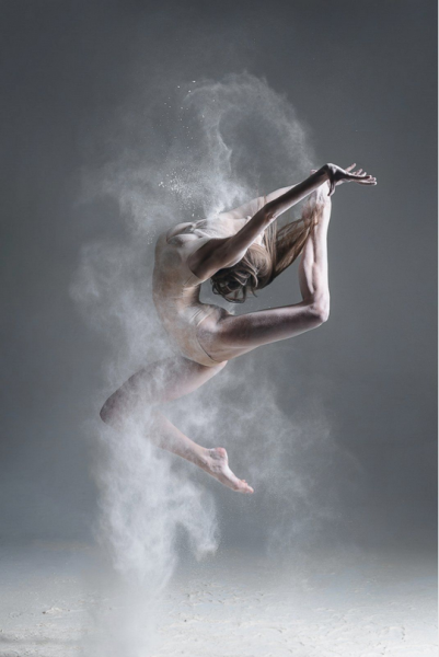 在灵感的烟雾中腾空的舞者。恍惚之间，舞者飞散的头发已经和弥漫的烟雾融合为一。