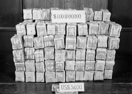 1948年上海发薪奇景:10亿法币堆积如山 与3400美元价值相当