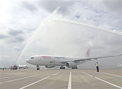 中國東方航空公司第50架空客A330飛機9月19日抵達上海浦東機場。隨著國際化進程的加快，東航以上海、北京、西安、昆明為節點，進一步優化航線網絡，打造空中絲綢之路。 本報記者 李治國攝