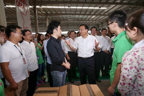 李克强总理在河南保税物流中心，考察在此开展业务的聚美优品等跨境电商。据中国政府网