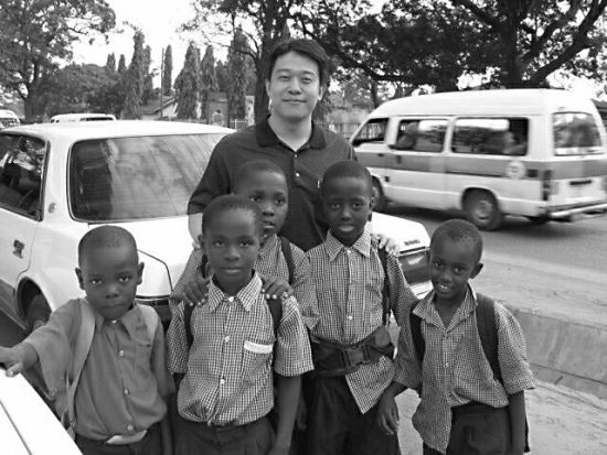 2004年，逯春明在肯尼亚 推广青蒿素时与一群当地小学生合影。在非洲，肯尼亚儿童的疟疾死亡率高。