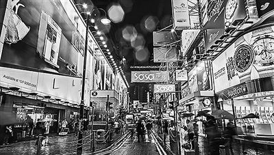 曾經店鋪林立、人潮洶湧的香港街景。（資料照片）