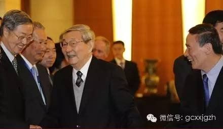 圖：2013年10月，王岐山陪同朱鎔基會見清華大學經濟管理學院顧問委員會委員。
