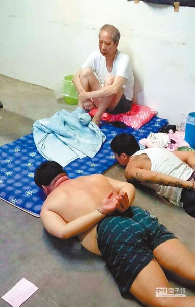 警方在雲林掌握綁匪囚禁肉票地點，成功救出肉票黃煜坤（坐者），並逮捕2名看守者。圖片來自中時電子報