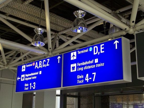 德国法兰克福机场的空侧转机十分方便，指引清晰