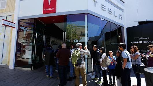 顾客排队交特斯拉Model 3订金