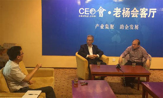 新乡市政府代表与田伯平教授互相交流,表达对河南,对新乡经济发展的看法。 新乡市政府代表与田伯平教授互相交流,表达对河南,对新乡经济发展的看法。