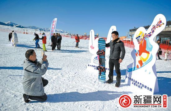 11月28日,在丝绸之路国际度假区,滑雪爱好者在第十四届乌鲁木齐丝绸之路冰雪风情节宣传展板前合影。(张利民摄) 11月28日,在丝绸之路国际度假区,滑雪爱好者在第十四届乌鲁木齐丝绸之路冰雪风情节宣传展板前合影。(张利民摄)