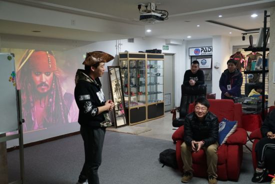 主持人对参与者们进行寻宝游戏分组 主持人对参与者们进行寻宝游戏分组
