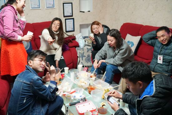 学员们开心享用晚餐 学员们开心享用晚餐