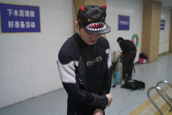 工作人员认真关注着参与者的安全 工作人员认真关注着参与者的安全