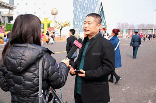 图11 延庆区农委代表接受记者采访 图11 延庆区农委代表接受记者采访