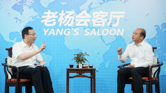 本期嘉宾肖文兴(左)与主持人杨建国(右)谈营商环境 本期嘉宾肖文兴(左)与主持人杨建国(右)谈营商环境