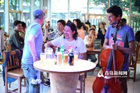 来自国内顶尖高校演奏乐团的大学生和欧洲青年音乐家们齐聚一堂,在酒吧里表演了一场中西合璧的音乐秀。 来自国内顶尖高校演奏乐团的大学生和欧洲青年音乐家们齐聚一堂,在酒吧里表演了一场中西合璧的音乐秀。