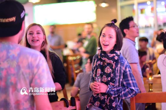 昨天,一场别开生面的音乐快闪在青岛啤酒博物馆TSINGTAO1903旗舰餐吧举行。 昨天,一场别开生面的音乐快闪在青岛啤酒博物馆TSINGTAO1903旗舰餐吧举行。