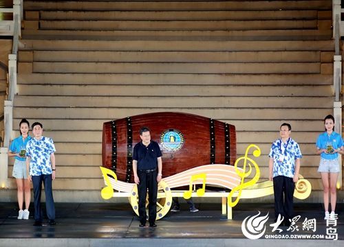 青岛市市长孟凡利开启了第27届青岛国际啤酒节第一桶啤酒。 青岛市市长孟凡利开启了第27届青岛国际啤酒节第一桶啤酒。