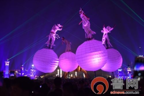 澳大利亚奇异果乐队奇特的演出形式吸引了游客的目光 左修国 摄 澳大利亚奇异果乐队奇特的演出形式吸引了游客的目光 左修国 摄