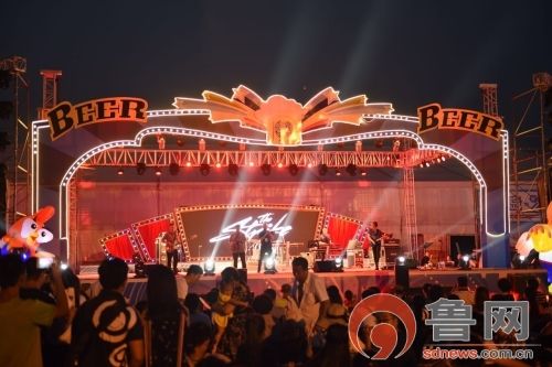 强袭乐队在音乐舞台演出 左修国 摄 强袭乐队在音乐舞台演出 左修国 摄