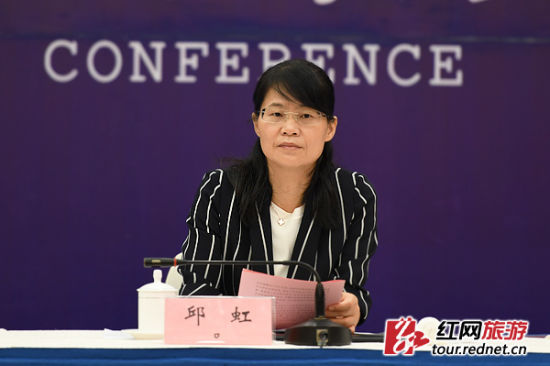 岳阳市人民政府副市长邱虹介绍活动情况。 岳阳市人民政府副市长邱虹介绍活动情况。