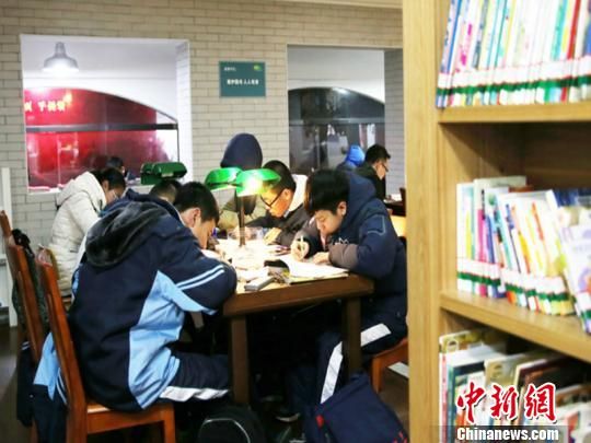 居民在城市书房阅读。温州市图书馆供图 居民在城市书房阅读。温州市图书馆供图