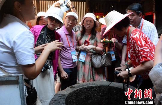 图为海外华文媒体代表感受土楼文化。 张金川 摄 图为海外华文媒体代表感受土楼文化。 张金川 摄