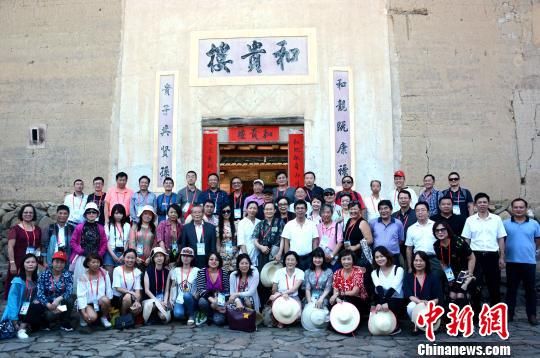 图为海外华文媒体代表在和贵楼前合影。 张金川 摄 图为海外华文媒体代表在和贵楼前合影。 张金川 摄