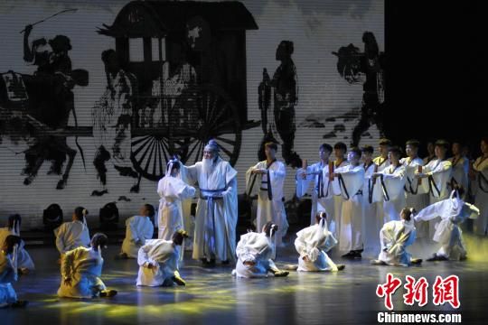 开幕式晚会将传统文化的传承、传统与现代相结合,涵盖了孔子思想、运河文化、一带一路文化等。 沙见龙 摄 开幕式晚会将传统文化的传承、传统与现代相结合,涵盖了孔子思想、运河文化、一带一路文化等。 沙见龙 摄