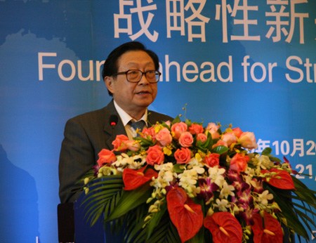 全国人大常委会副委员长华建敏先生发表主旨演讲