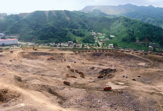 栾川露天开采钼矿现场.