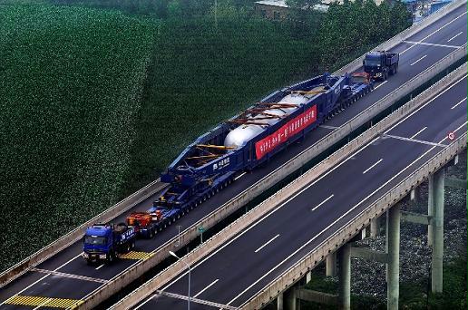 中国远洋物流公司刷新国内桥式车组运输纪录_