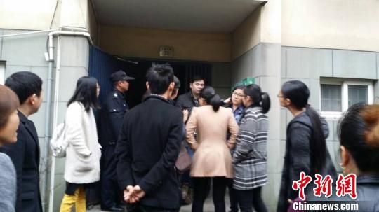 江北一居民楼发生劫持事件。 李佳赟 摄