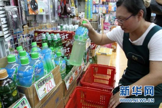 5月26日，台湾高雄市一家卖场的工作人员将运动饮料下架。台湾日前出现在食品添加物起云剂中加入有害健康的塑化剂“邻苯二甲酸(2-乙基己基)酯”(DEHP)事件。据岛内媒体报道，多家知名运动饮料及果汁、酵素饮品已遭污染。