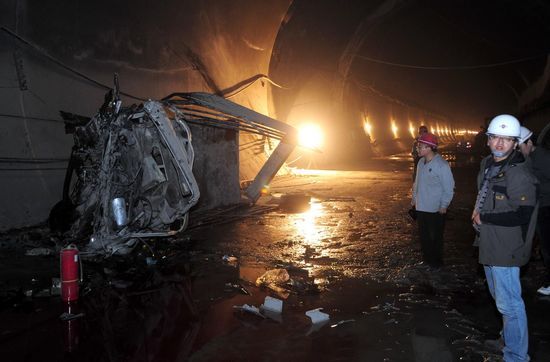 10月29日7时30分，中铁十九局兰渝铁路一标段位于定西市临洮县的一处隧道施工现场，发生运送施工人员车辆翻车事故，已造成23人死亡，5人受伤。 新华社 图