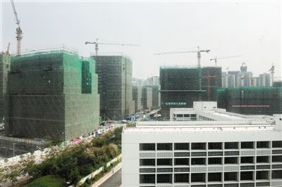 图为深圳市南山区一在建楼盘。(资料图片)深圳商报记者 陈发清 摄