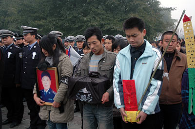 谭东同志安葬仪式在大邑县金土坡公墓举行(图