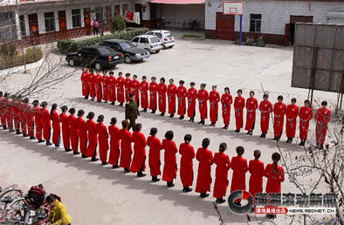 河北魏县选160名女教师做礼仪小姐引非议(组图)