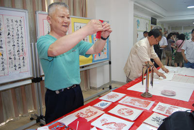 老阿伯现场演示剪纸绝活 文“舞”双全阿伯阿婆 引领社区文化生活新时尚