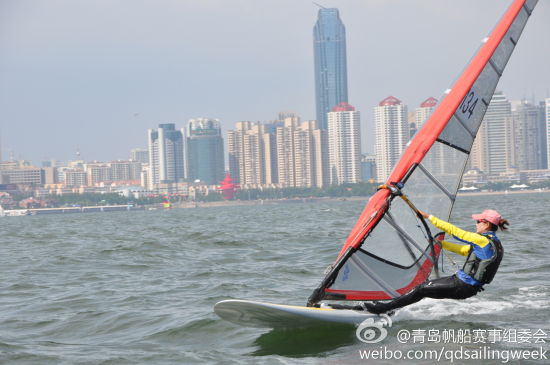 青岛帆船周:帆船帆板高手逐鹿浮山湾(图)
