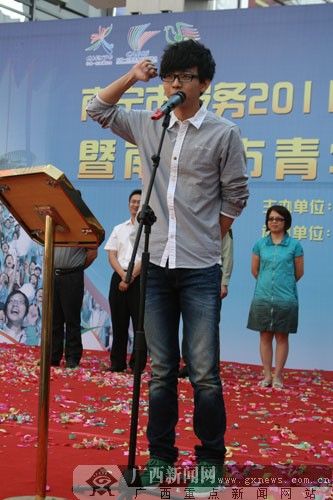 南宁市“两会一节”志愿者上岗 热情洋溢显风采