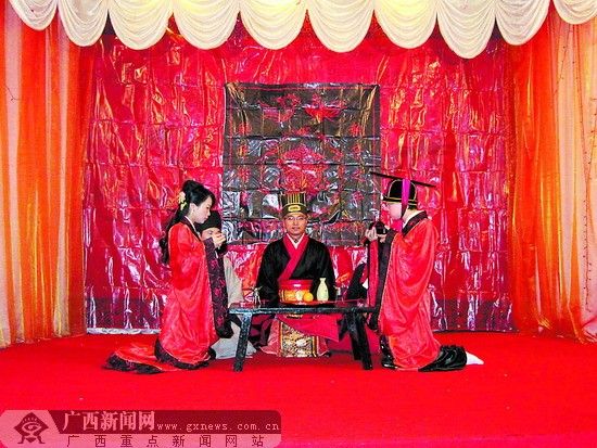 南宁一对新人“穿”至汉代行礼 “越”回现代入洞房
