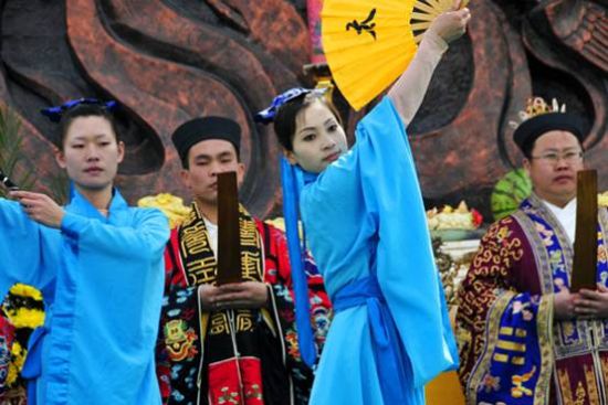 开幕式上演员在演出。新华网李隆强摄 第五届介休绵山清明(寒食)文化节开幕