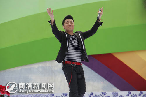 黄鹤翔演唱《九妹》和《纯正年代》 众明星捧场“双节”开幕式外国歌手学唱商南民歌