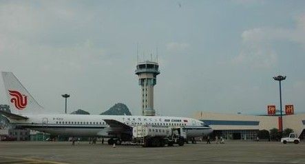 降落在柳州白莲机场的波音737-800型客机 大型客机安全平稳地降落在柳州白莲机场